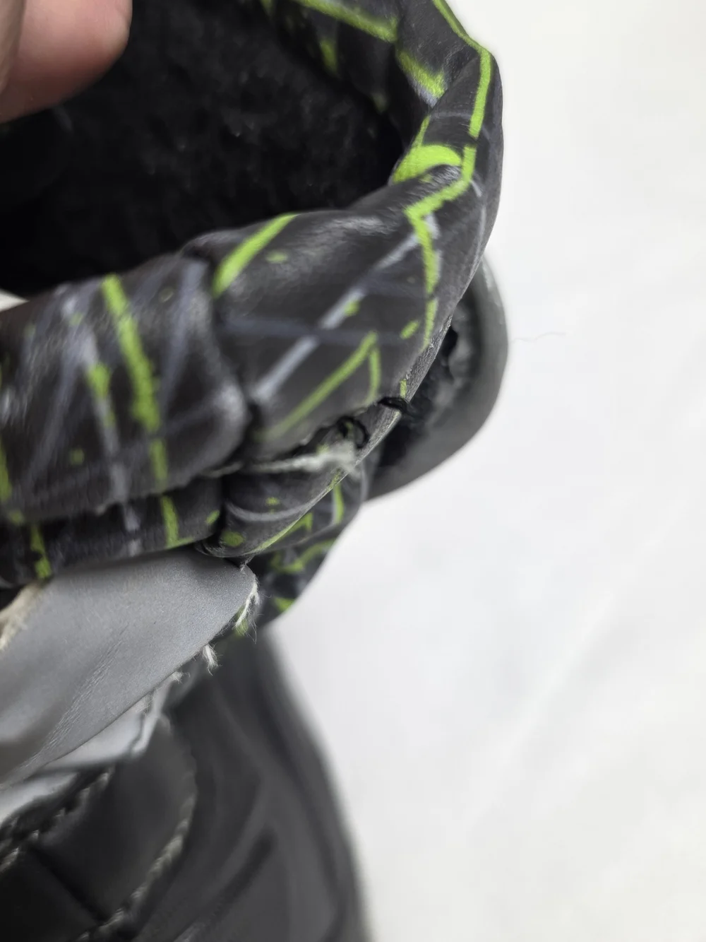 Members Mark 11/12 Kids LIGHT UP High Visibility Black & Green Winter Snow Boots